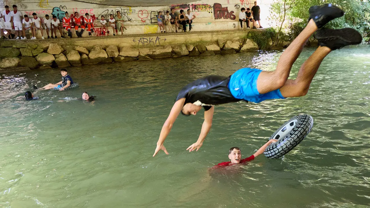 Tradicional descenso de los jóvenes de Estella por el río Ega tras el chupinazo de inicio de las fiestas de 2025. IÑIGO ALZUGARAY