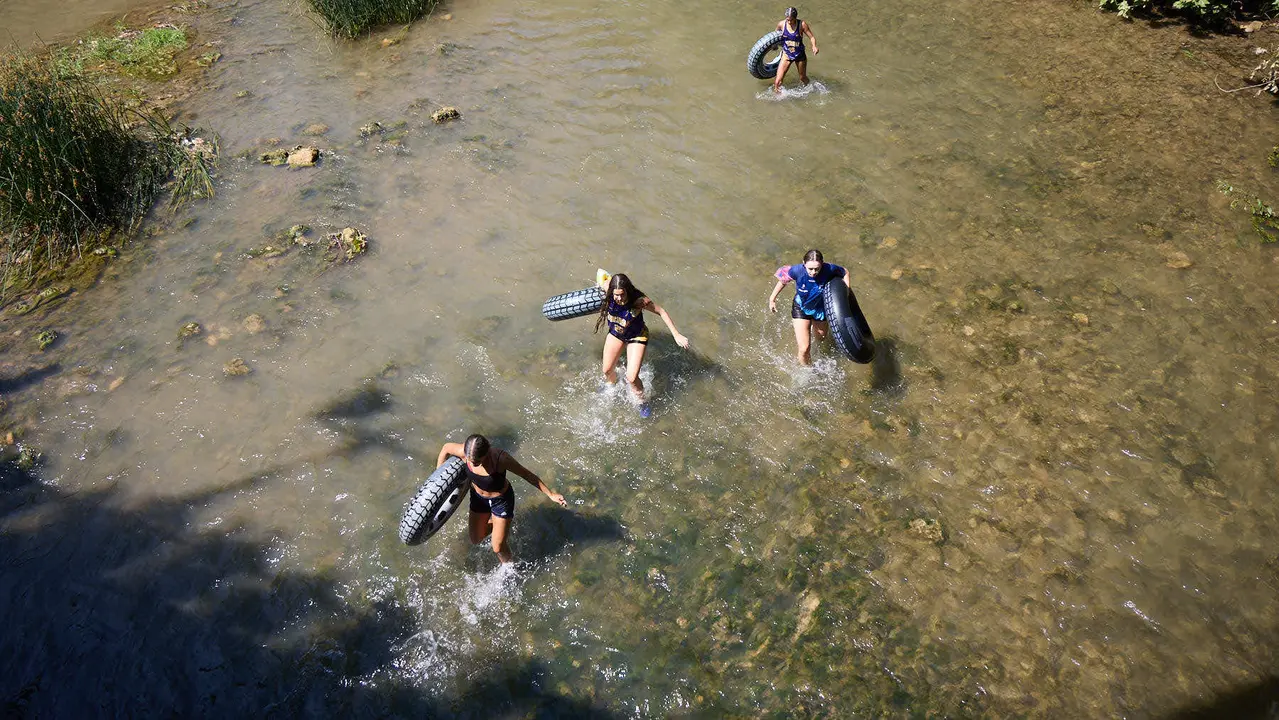 Tradicional descenso de los jóvenes de Estella por el río Ega tras el chupinazo de inicio de las fiestas de 2025. IÑIGO ALZUGARAY