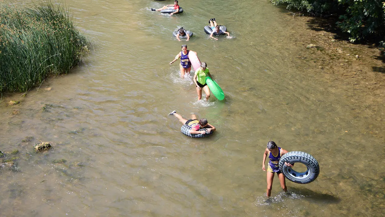Tradicional descenso de los jóvenes de Estella por el río Ega tras el chupinazo de inicio de las fiestas de 2025. IÑIGO ALZUGARAY