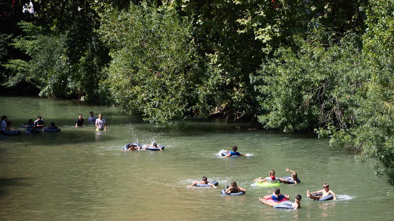 Tradicional descenso de los jóvenes de Estella por el río Ega tras el chupinazo de inicio de las fiestas de 2025. IÑIGO ALZUGARAY
