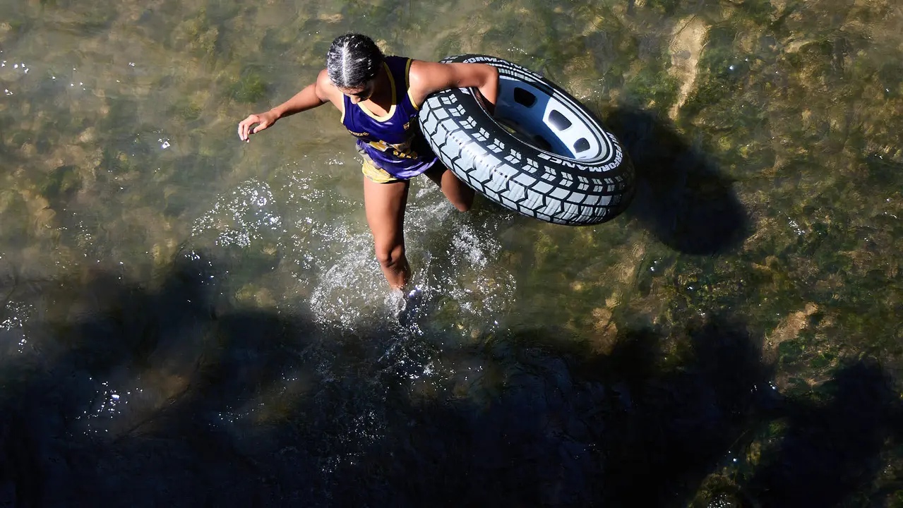 Tradicional descenso de los jóvenes de Estella por el río Ega tras el chupinazo de inicio de las fiestas de 2025. IÑIGO ALZUGARAY
