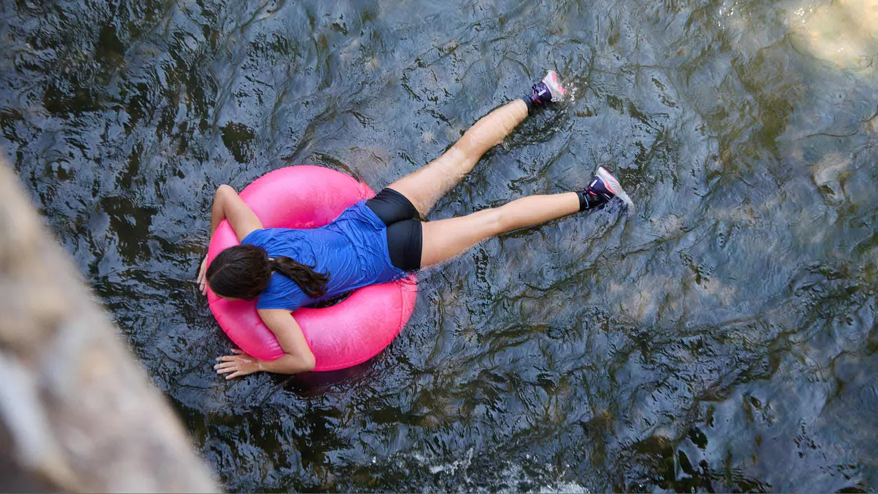 Tradicional descenso de los jóvenes de Estella por el río Ega tras el chupinazo de inicio de las fiestas de 2025. IÑIGO ALZUGARAY