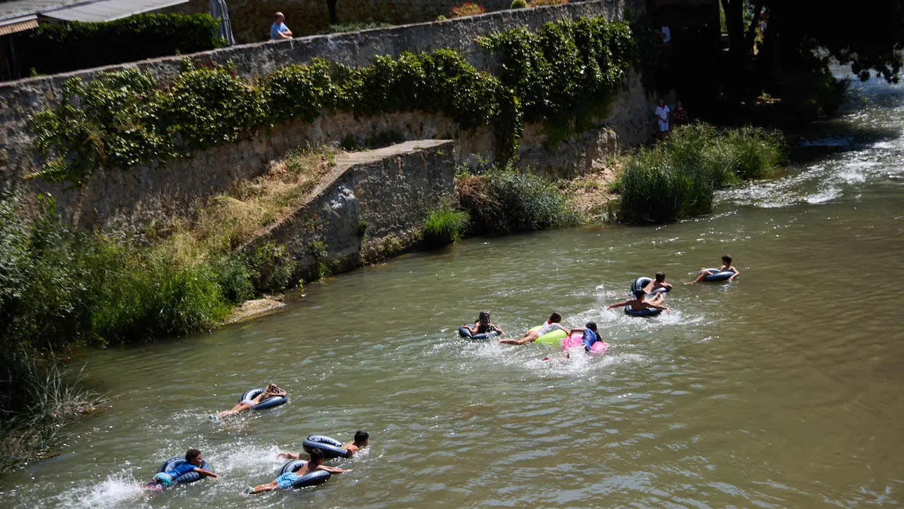 Tradicional descenso de los jóvenes de Estella por el río Ega tras el chupinazo de inicio de las fiestas de 2025. IÑIGO ALZUGARAY