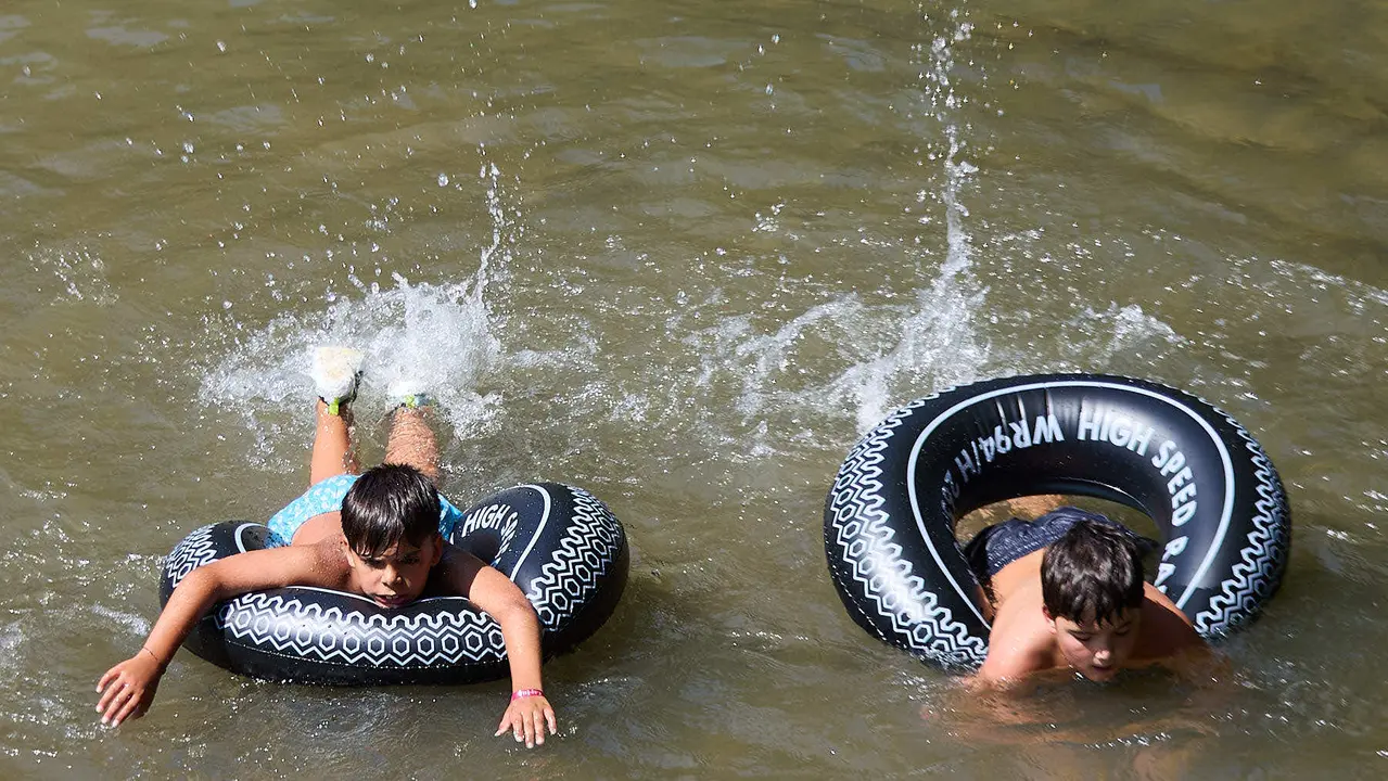 Tradicional descenso de los jóvenes de Estella por el río Ega tras el chupinazo de inicio de las fiestas de 2025. IÑIGO ALZUGARAY