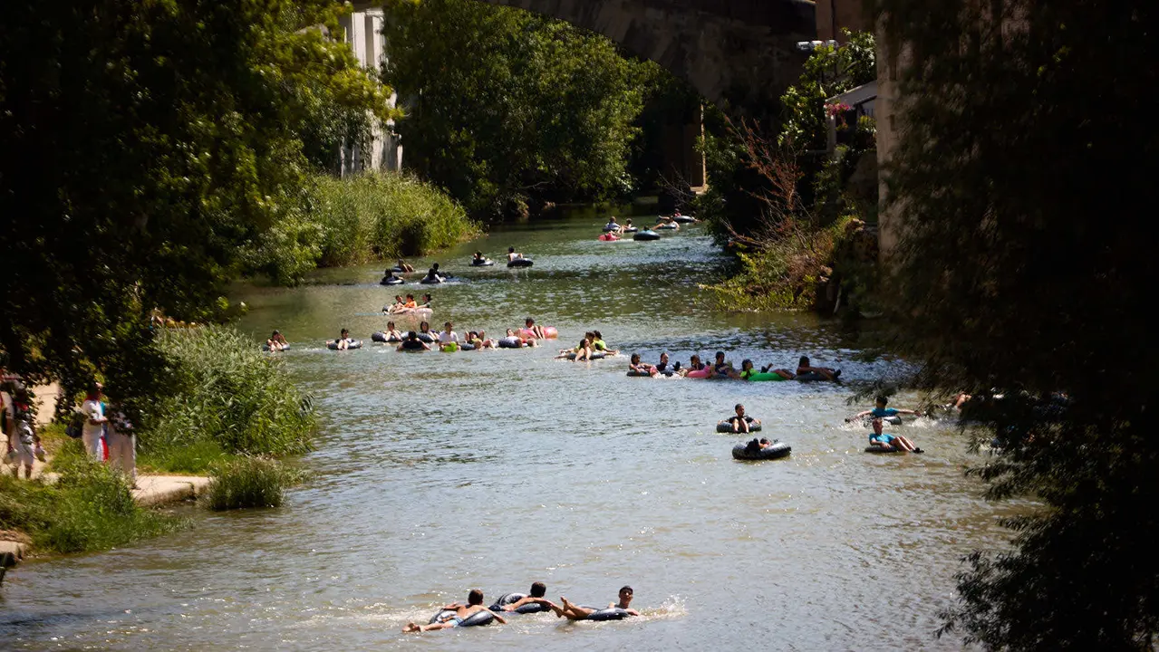 Tradicional descenso de los jóvenes de Estella por el río Ega tras el chupinazo de inicio de las fiestas de 2025. IÑIGO ALZUGARAY