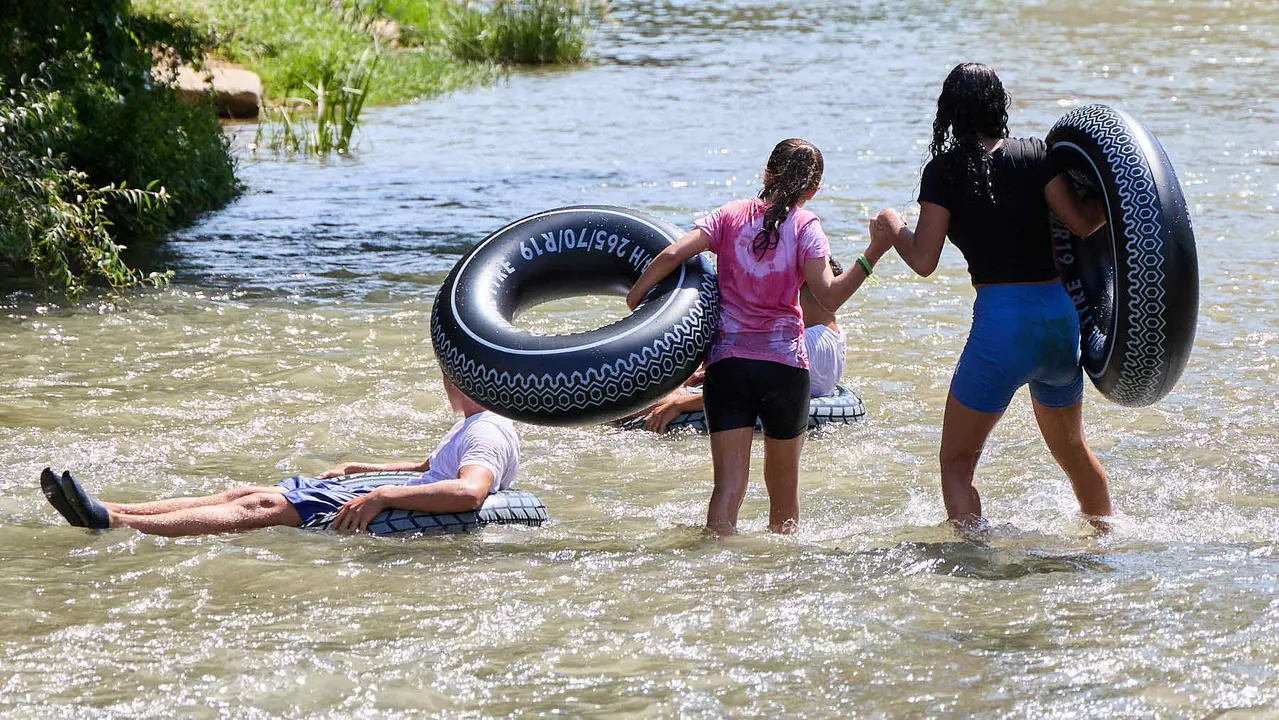 Tradicional descenso de los jóvenes de Estella por el río Ega tras el chupinazo de inicio de las fiestas de 2025. IÑIGO ALZUGARAY