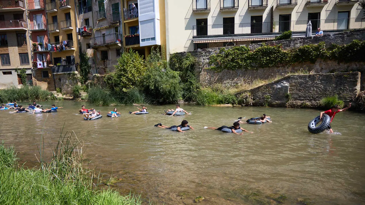 Tradicional descenso de los jóvenes de Estella por el río Ega tras el chupinazo de inicio de las fiestas de 2025. IÑIGO ALZUGARAY