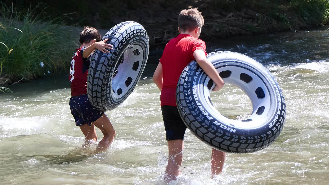 Tradicional descenso de los jóvenes de Estella por el río Ega tras el chupinazo de inicio de las fiestas de 2025. IÑIGO ALZUGARAY