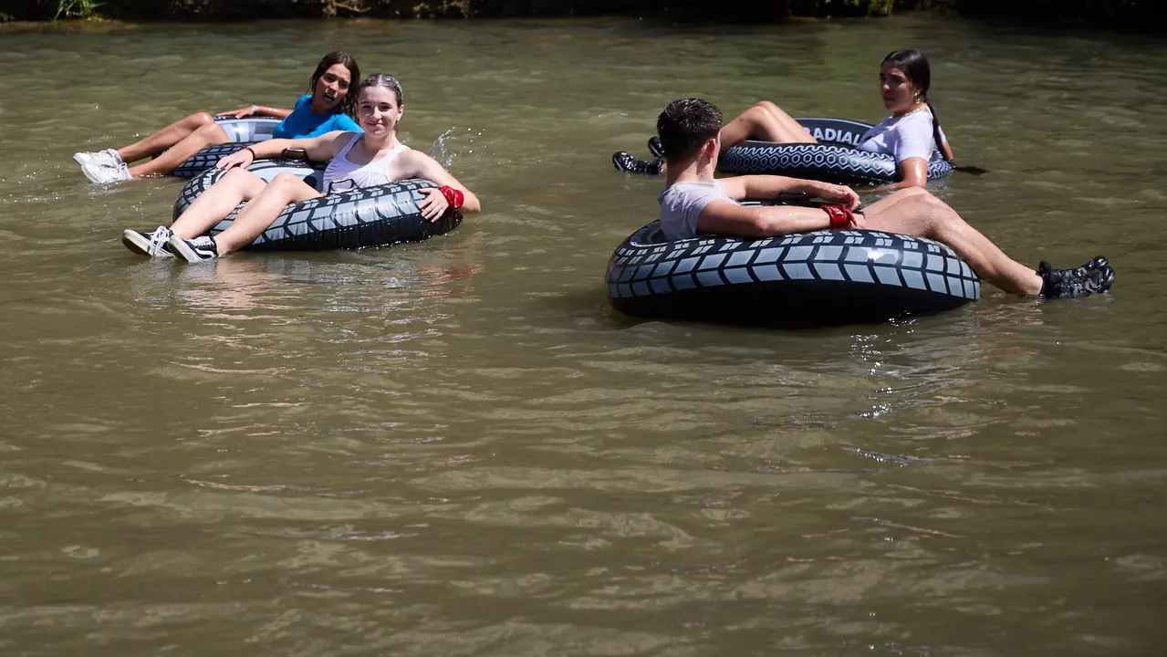 Tradicional descenso de los jóvenes de Estella por el río Ega tras el chupinazo de inicio de las fiestas de 2025. IÑIGO ALZUGARAY