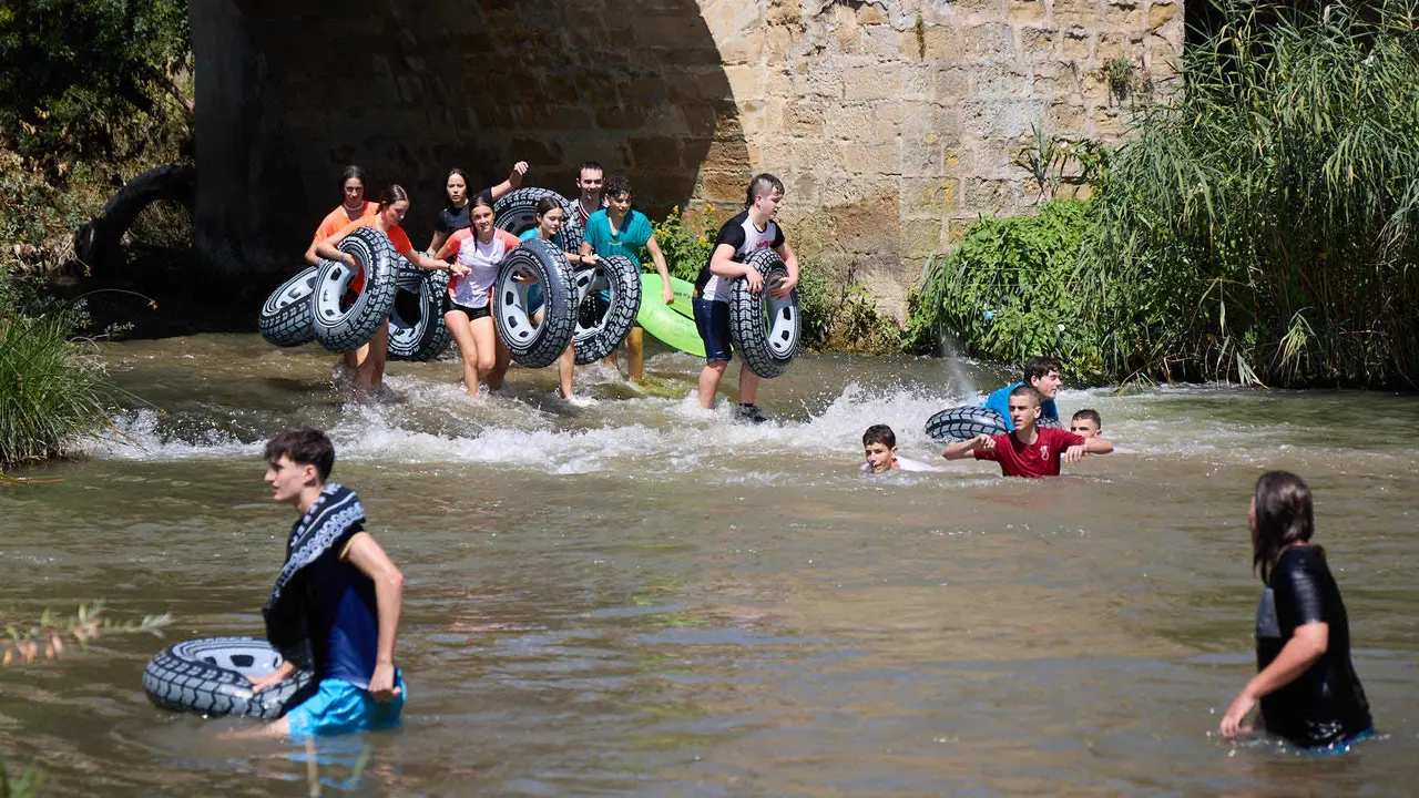 Tradicional descenso de los jóvenes de Estella por el río Ega tras el chupinazo de inicio de las fiestas de 2025. IÑIGO ALZUGARAY