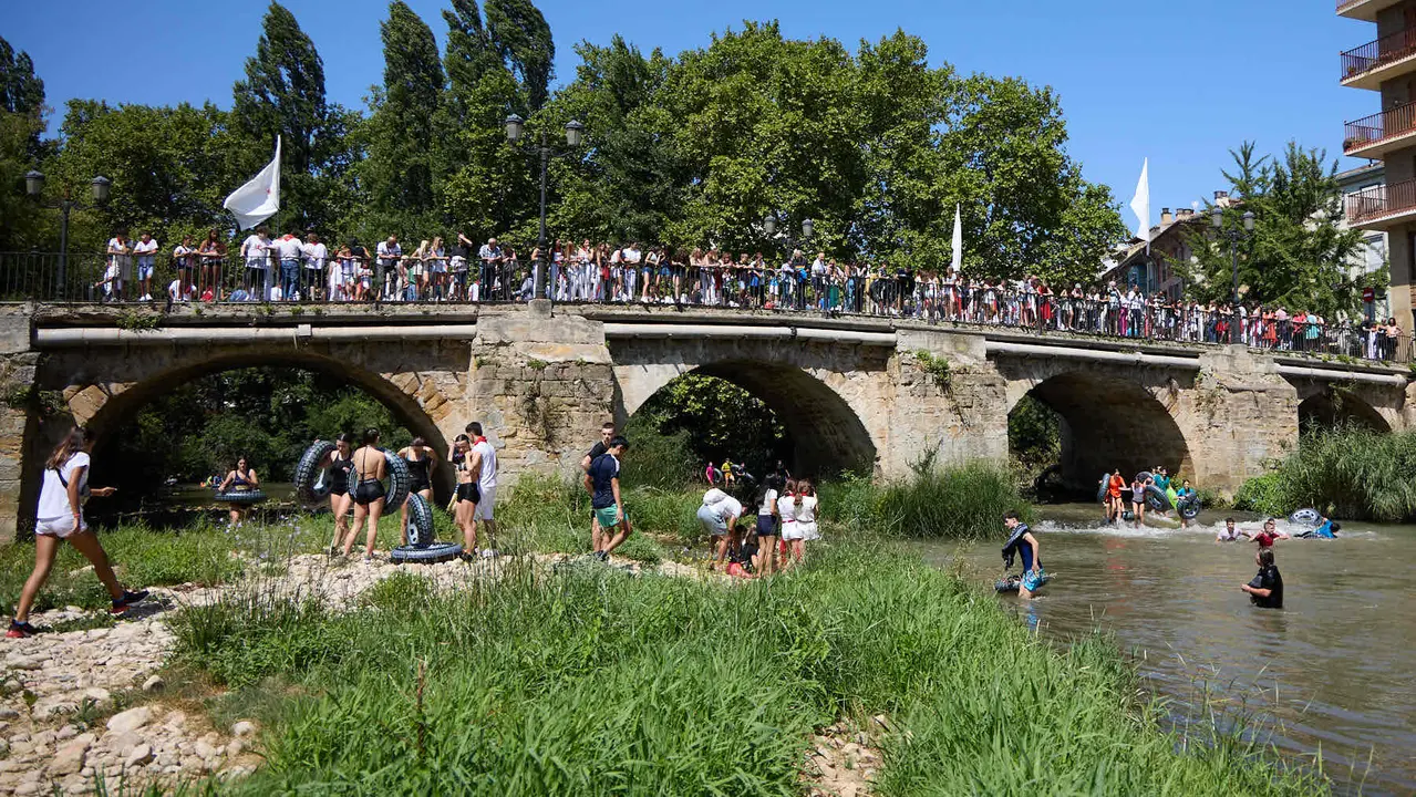 Tradicional descenso de los jóvenes de Estella por el río Ega tras el chupinazo de inicio de las fiestas de 2025. IÑIGO ALZUGARAY