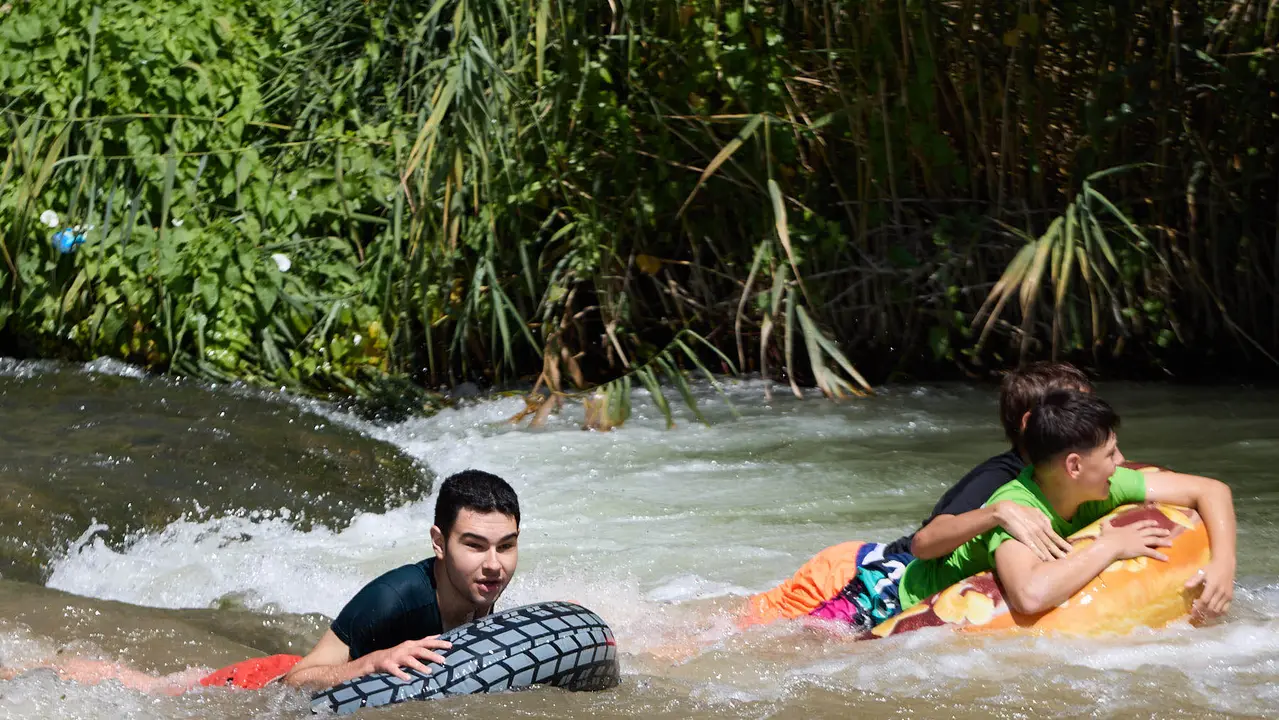 Tradicional descenso de los jóvenes de Estella por el río Ega tras el chupinazo de inicio de las fiestas de 2025. IÑIGO ALZUGARAY
