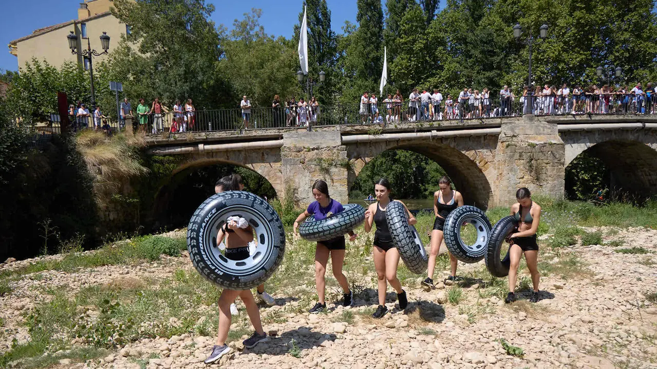 Tradicional descenso de los jóvenes de Estella por el río Ega tras el chupinazo de inicio de las fiestas de 2025. IÑIGO ALZUGARAY