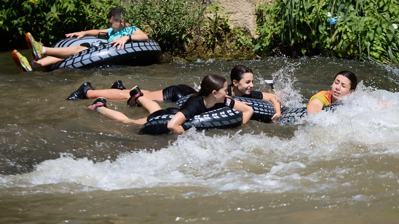 Tradicional descenso de los jóvenes de Estella por el río Ega tras el chupinazo de inicio de las fiestas de 2025. IÑIGO ALZUGARAY