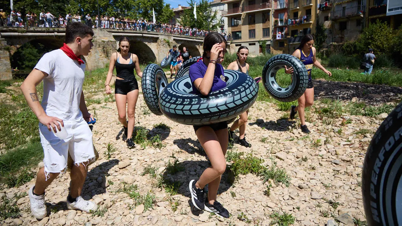 Tradicional descenso de los jóvenes de Estella por el río Ega tras el chupinazo de inicio de las fiestas de 2025. IÑIGO ALZUGARAY