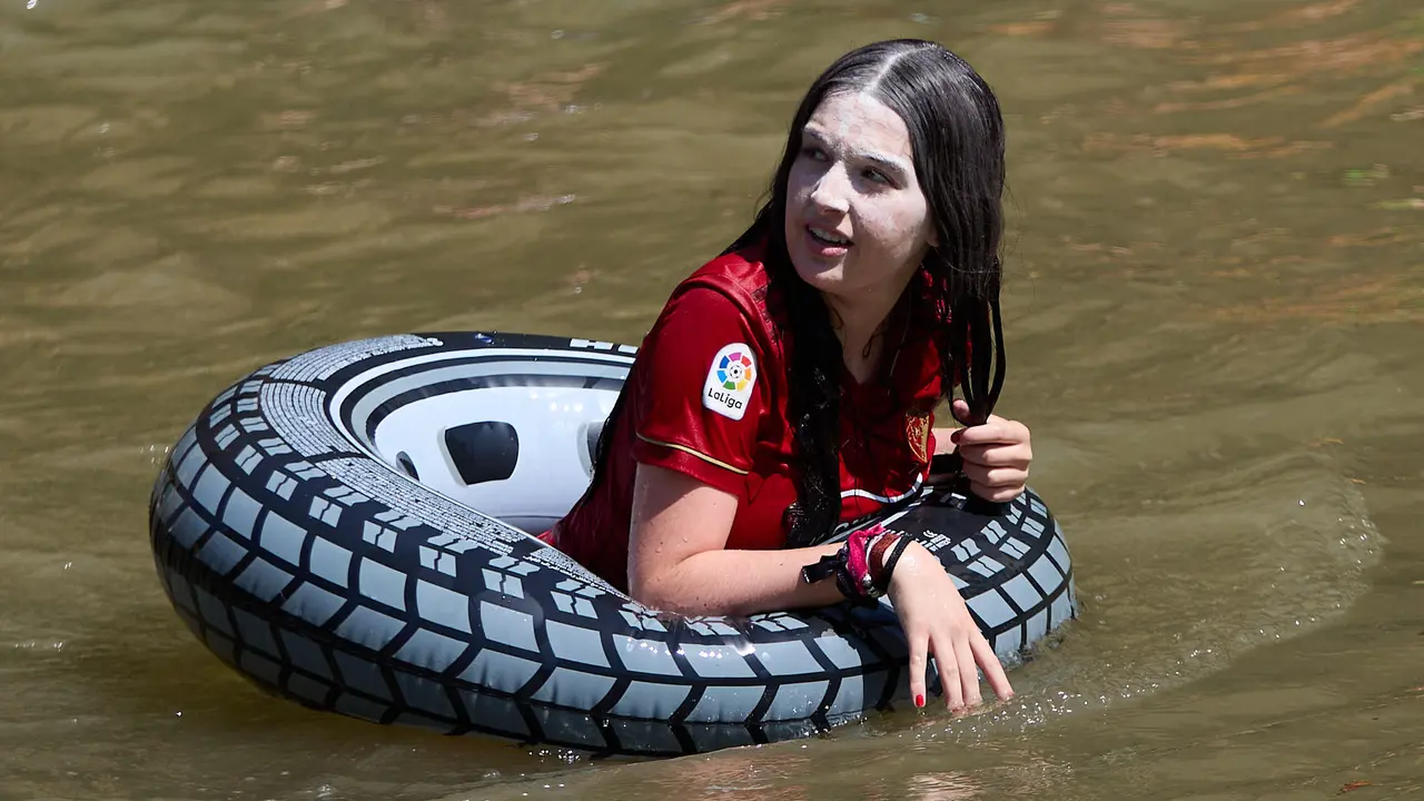 Tradicional descenso de los jóvenes de Estella por el río Ega tras el chupinazo de inicio de las fiestas de 2025. IÑIGO ALZUGARAY