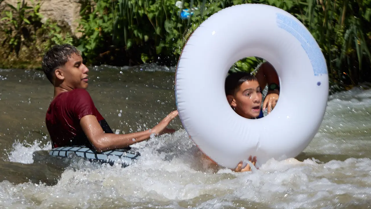 Tradicional descenso de los jóvenes de Estella por el río Ega tras el chupinazo de inicio de las fiestas de 2025. IÑIGO ALZUGARAY