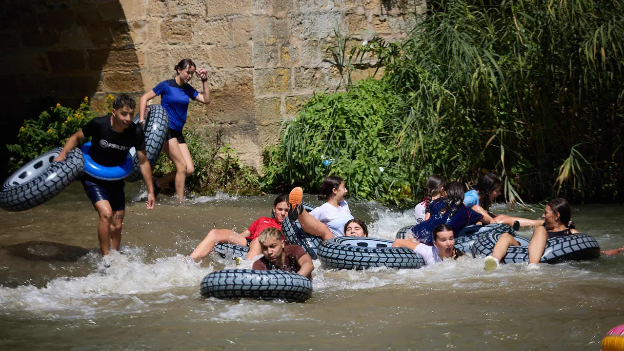 Tradicional descenso de los jóvenes de Estella por el río Ega tras el chupinazo de inicio de las fiestas de 2025. IÑIGO ALZUGARAY