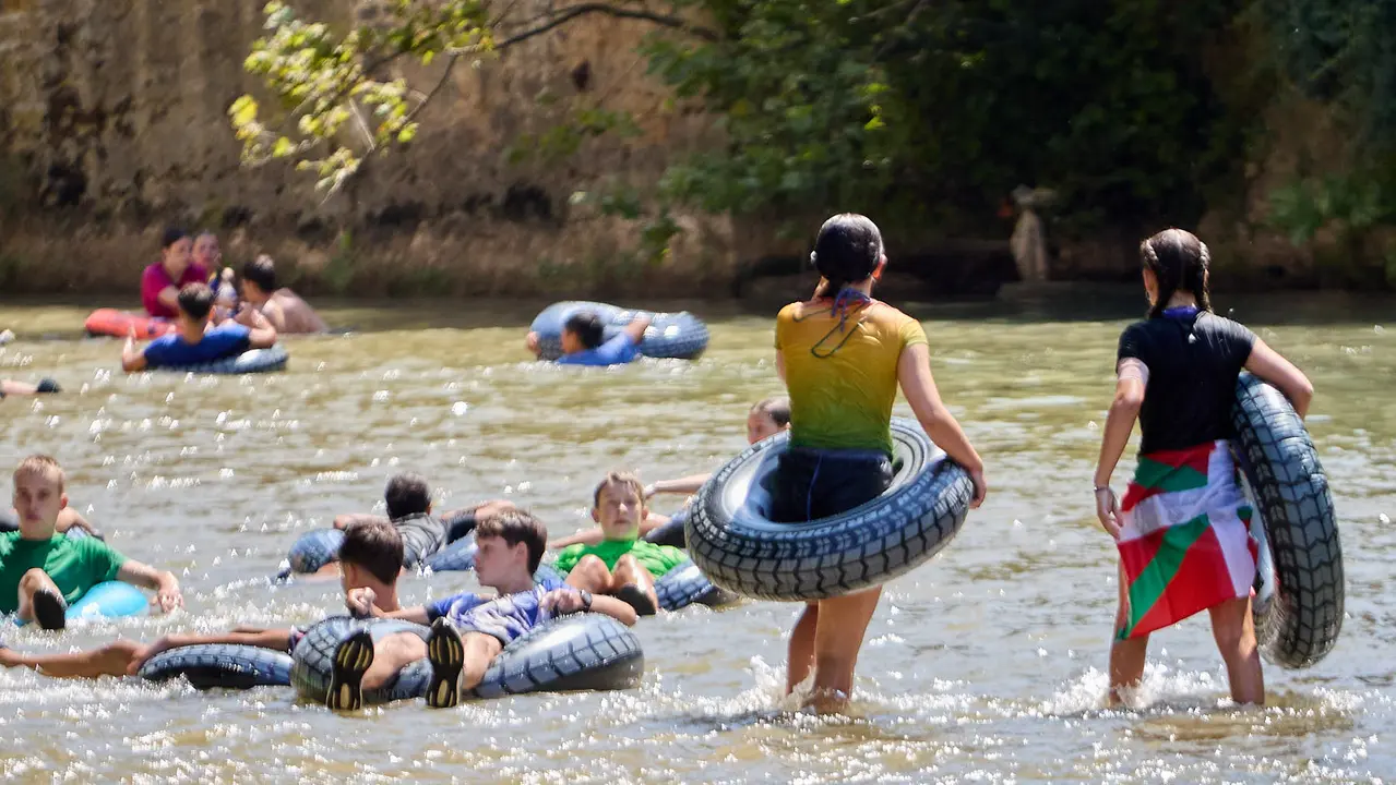 Tradicional descenso de los jóvenes de Estella por el río Ega tras el chupinazo de inicio de las fiestas de 2025. IÑIGO ALZUGARAY