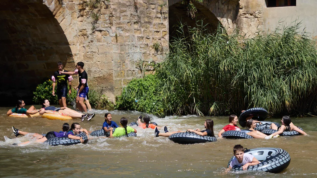 Tradicional descenso de los jóvenes de Estella por el río Ega tras el chupinazo de inicio de las fiestas de 2025. IÑIGO ALZUGARAY