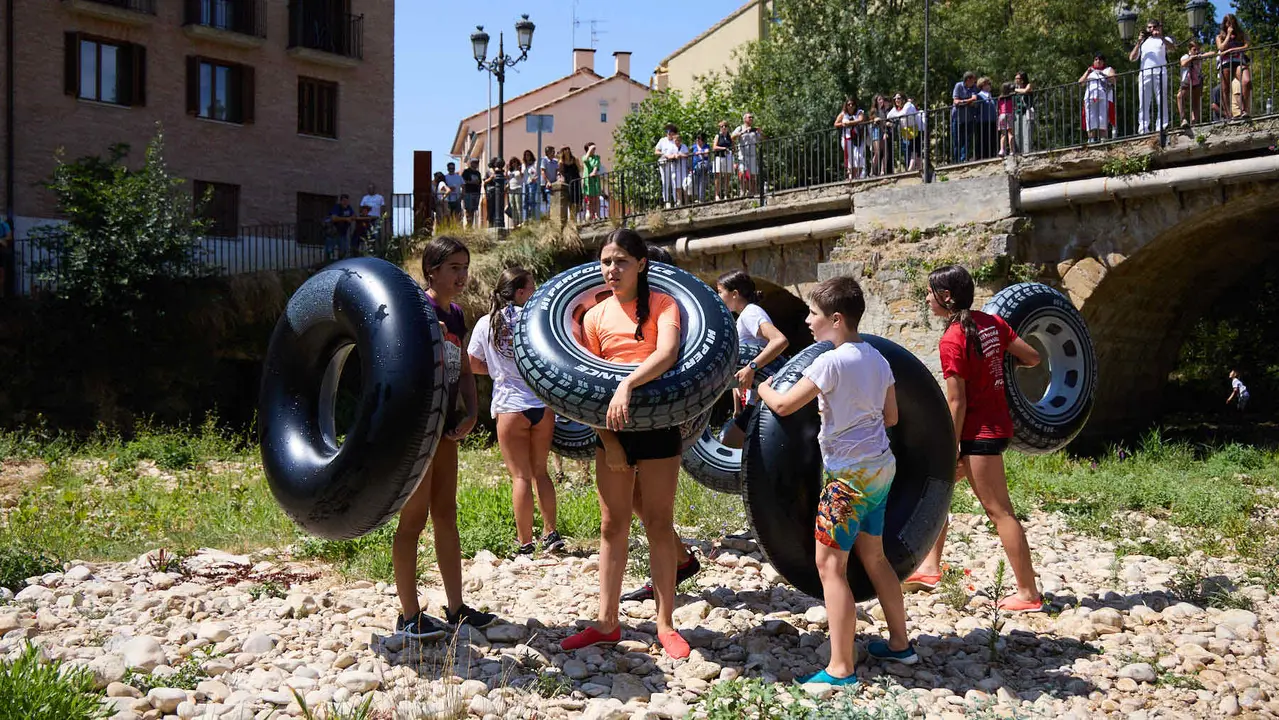 Tradicional descenso de los jóvenes de Estella por el río Ega tras el chupinazo de inicio de las fiestas de 2025. IÑIGO ALZUGARAY
