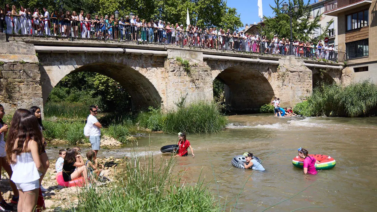 Tradicional descenso de los jóvenes de Estella por el río Ega tras el chupinazo de inicio de las fiestas de 2025. IÑIGO ALZUGARAY