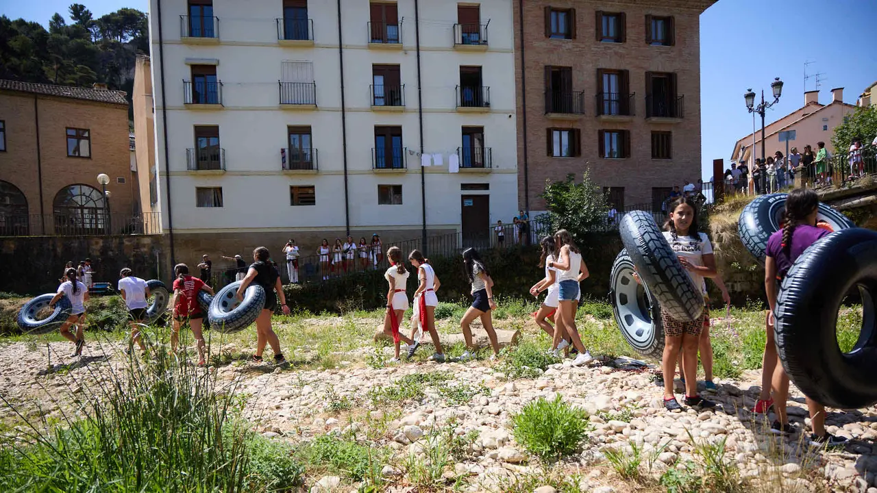 Tradicional descenso de los jóvenes de Estella por el río Ega tras el chupinazo de inicio de las fiestas de 2025. IÑIGO ALZUGARAY