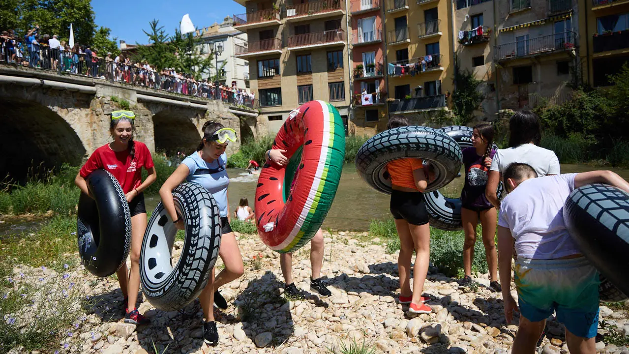Tradicional descenso de los jóvenes de Estella por el río Ega tras el chupinazo de inicio de las fiestas de 2025. IÑIGO ALZUGARAY