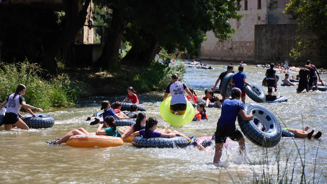 Tradicional descenso de los jóvenes de Estella por el río Ega tras el chupinazo de inicio de las fiestas de 2025. IÑIGO ALZUGARAY