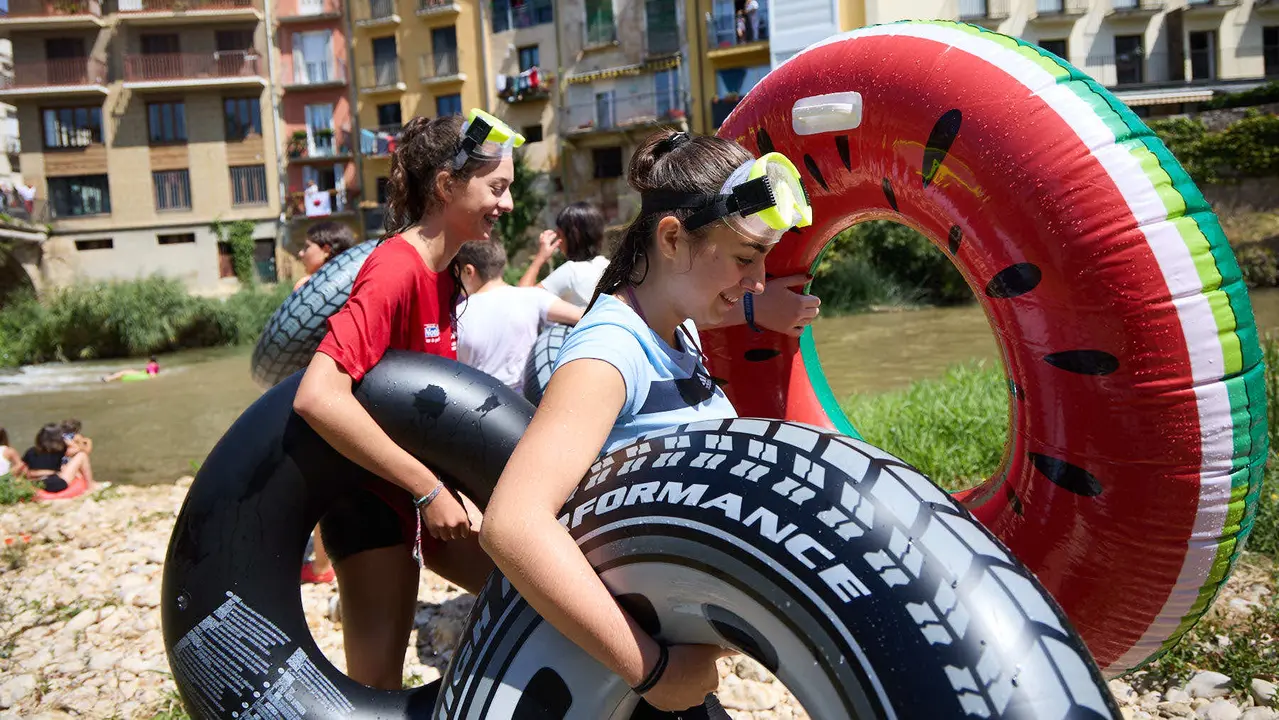 Tradicional descenso de los jóvenes de Estella por el río Ega tras el chupinazo de inicio de las fiestas de 2025. IÑIGO ALZUGARAY