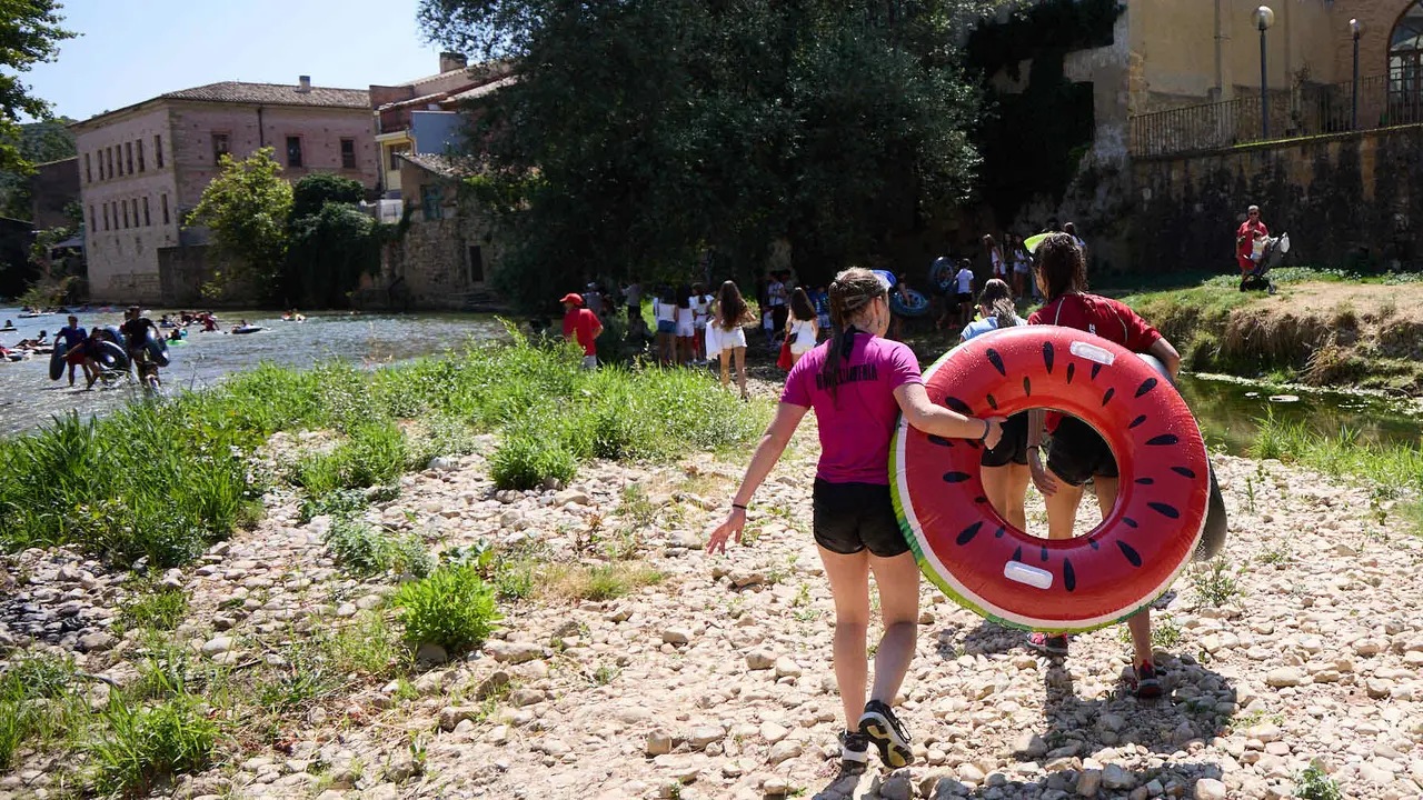 Tradicional descenso de los jóvenes de Estella por el río Ega tras el chupinazo de inicio de las fiestas de 2025. IÑIGO ALZUGARAY