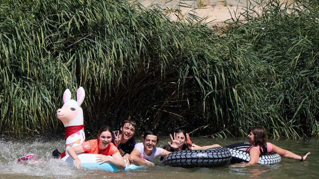 Tradicional descenso de los jóvenes de Estella por el río Ega tras el chupinazo de inicio de las fiestas de 2025. IÑIGO ALZUGARAY