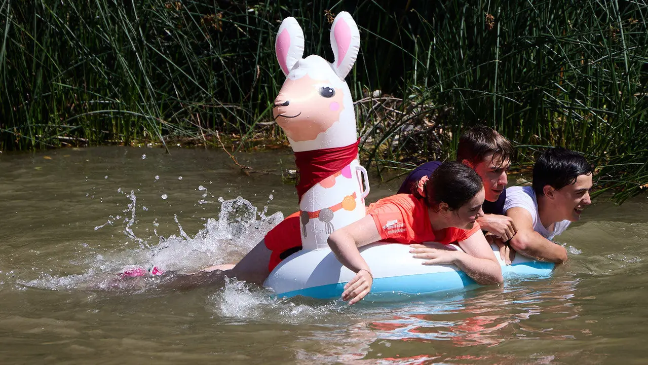 Tradicional descenso de los jóvenes de Estella por el río Ega tras el chupinazo de inicio de las fiestas de 2025. IÑIGO ALZUGARAY