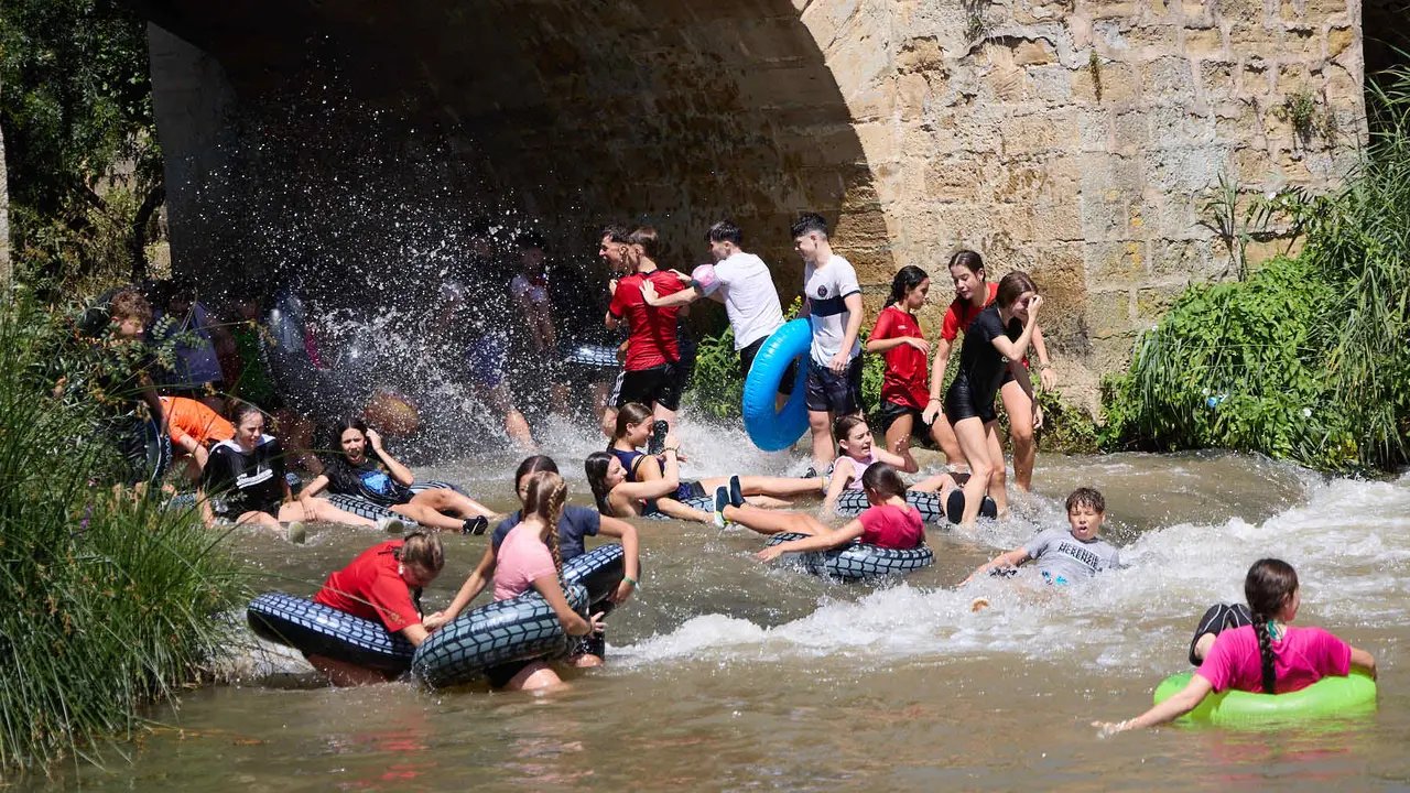 Tradicional descenso de los jóvenes de Estella por el río Ega tras el chupinazo de inicio de las fiestas de 2025. IÑIGO ALZUGARAY
