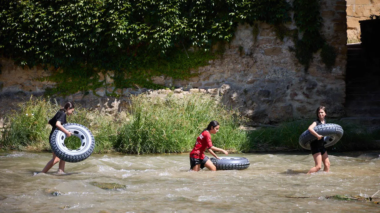 Tradicional descenso de los jóvenes de Estella por el río Ega tras el chupinazo de inicio de las fiestas de 2025. IÑIGO ALZUGARAY