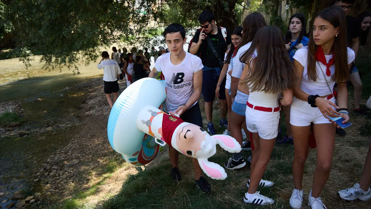 Tradicional descenso de los jóvenes de Estella por el río Ega tras el chupinazo de inicio de las fiestas de 2025. IÑIGO ALZUGARAY