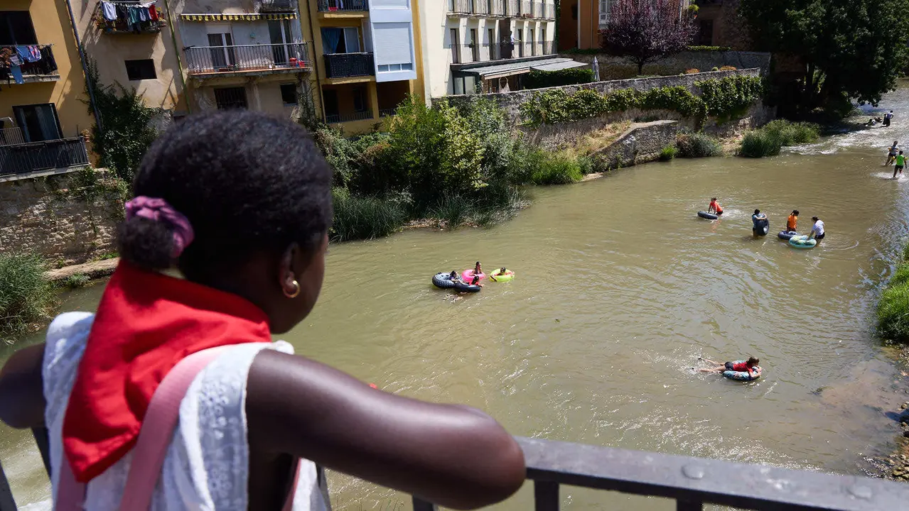 Tradicional descenso de los jóvenes de Estella por el río Ega tras el chupinazo de inicio de las fiestas de 2025. IÑIGO ALZUGARAY