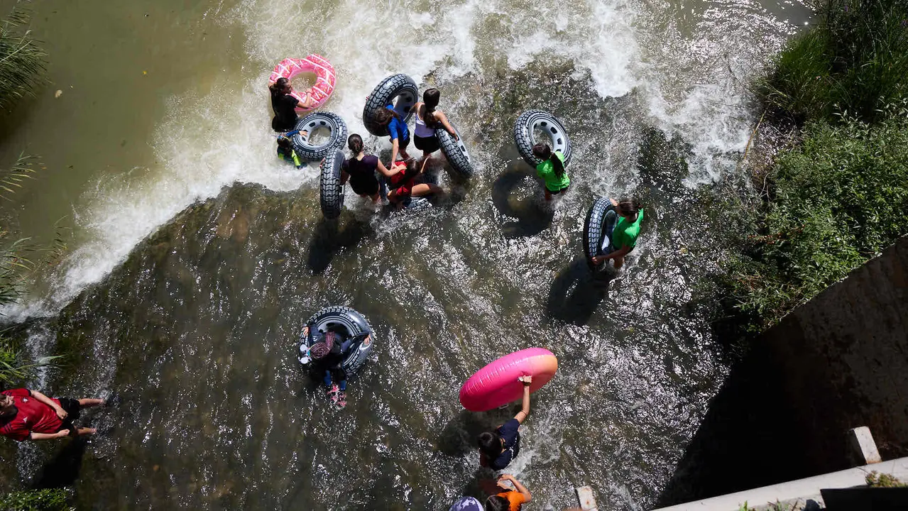 Tradicional descenso de los jóvenes de Estella por el río Ega tras el chupinazo de inicio de las fiestas de 2025. IÑIGO ALZUGARAY