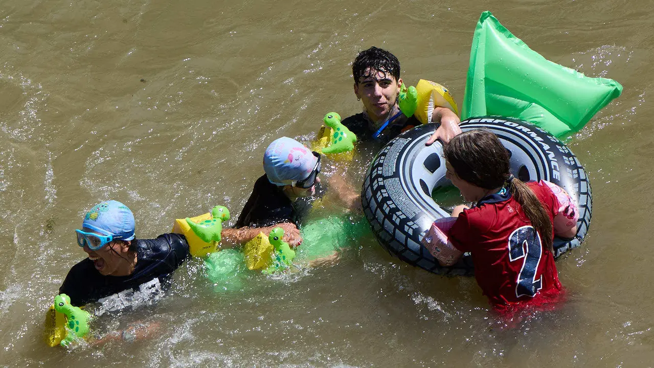 Tradicional descenso de los jóvenes de Estella por el río Ega tras el chupinazo de inicio de las fiestas de 2025. IÑIGO ALZUGARAY
