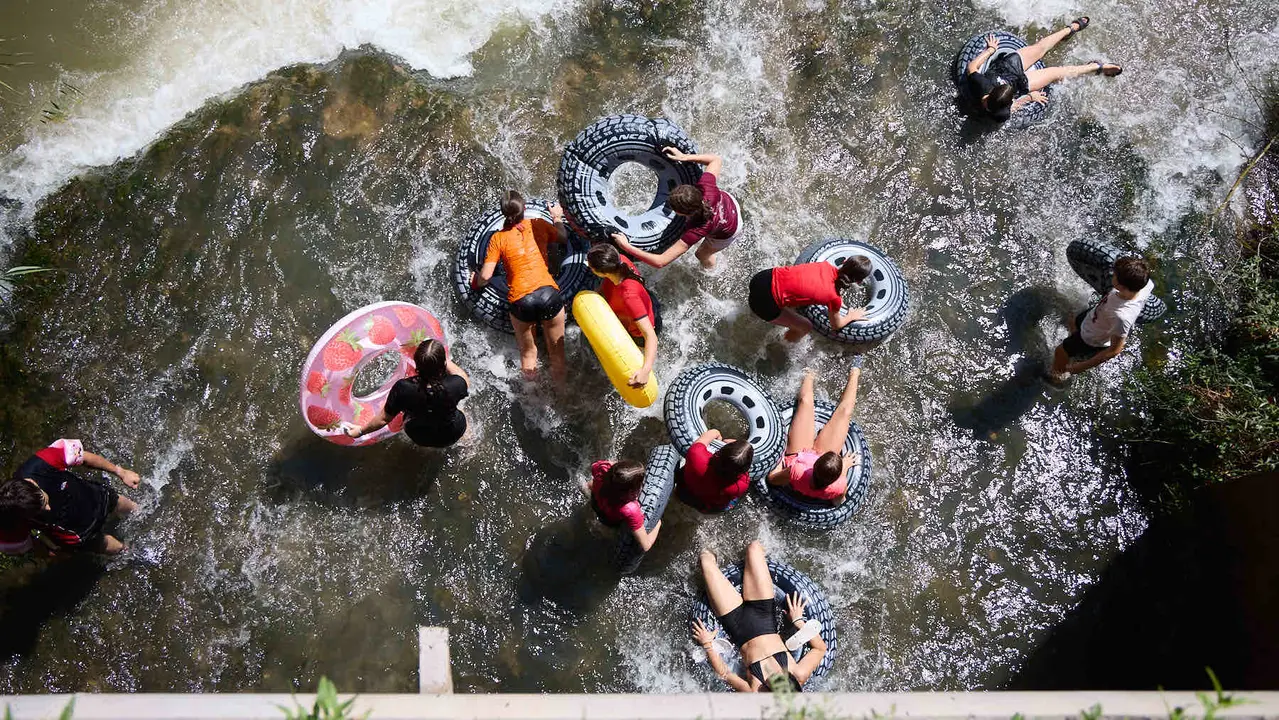 Tradicional descenso de los jóvenes de Estella por el río Ega tras el chupinazo de inicio de las fiestas de 2025. IÑIGO ALZUGARAY