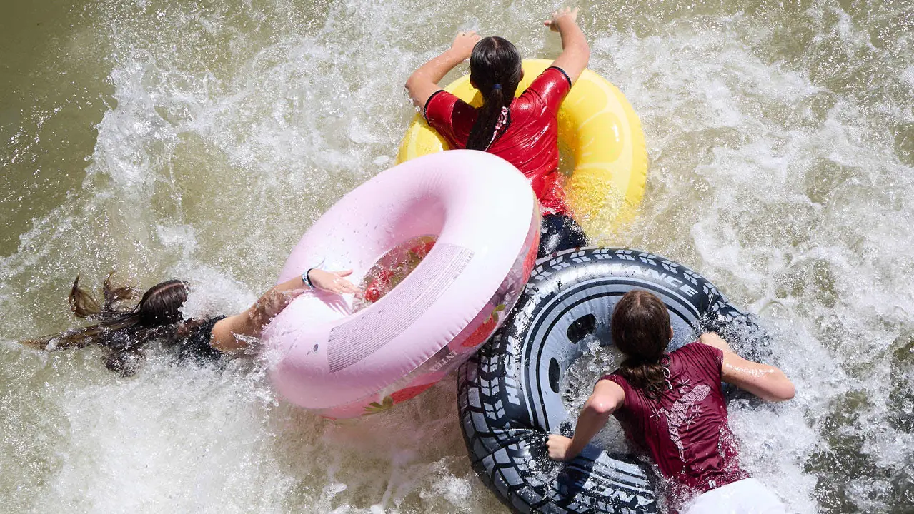 Tradicional descenso de los jóvenes de Estella por el río Ega tras el chupinazo de inicio de las fiestas de 2025. IÑIGO ALZUGARAY