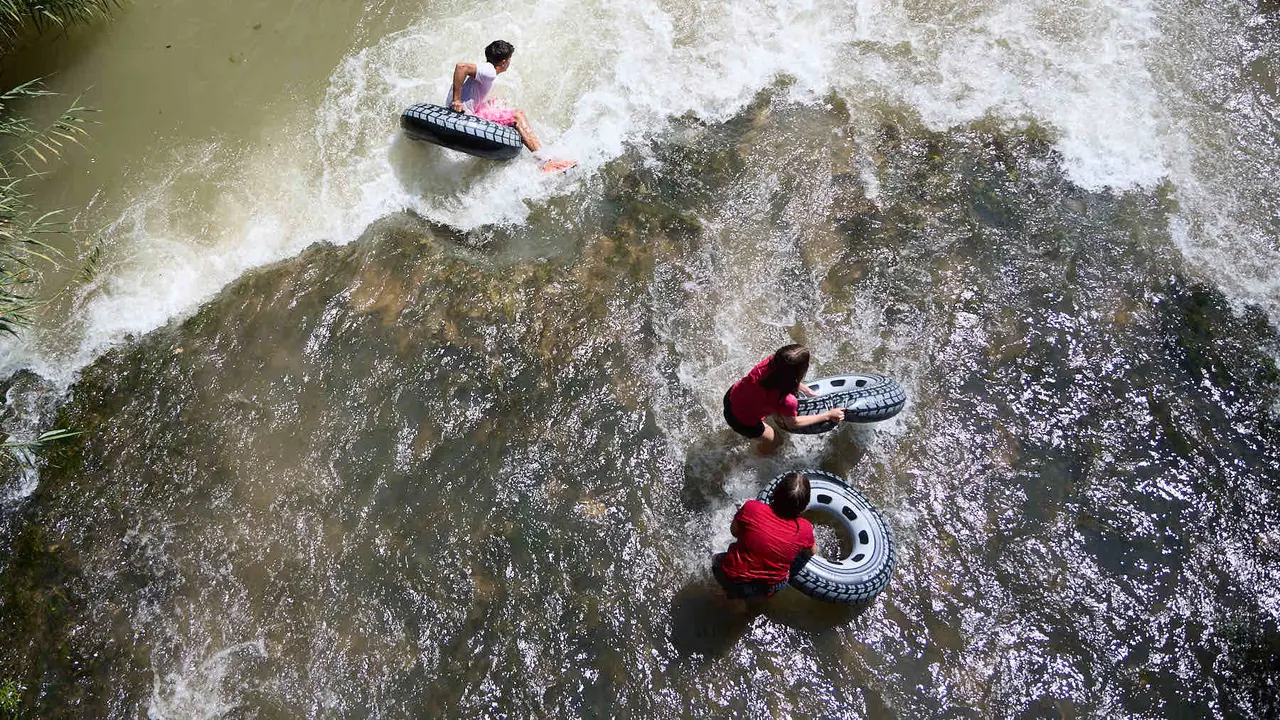 Tradicional descenso de los jóvenes de Estella por el río Ega tras el chupinazo de inicio de las fiestas de 2025. IÑIGO ALZUGARAY