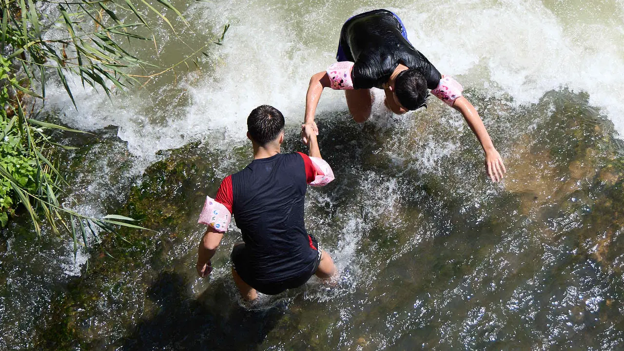 Tradicional descenso de los jóvenes de Estella por el río Ega tras el chupinazo de inicio de las fiestas de 2025. IÑIGO ALZUGARAY