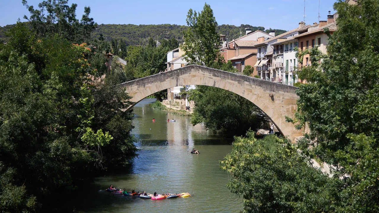 Tradicional descenso de los jóvenes de Estella por el río Ega tras el chupinazo de inicio de las fiestas de 2025. IÑIGO ALZUGARAY