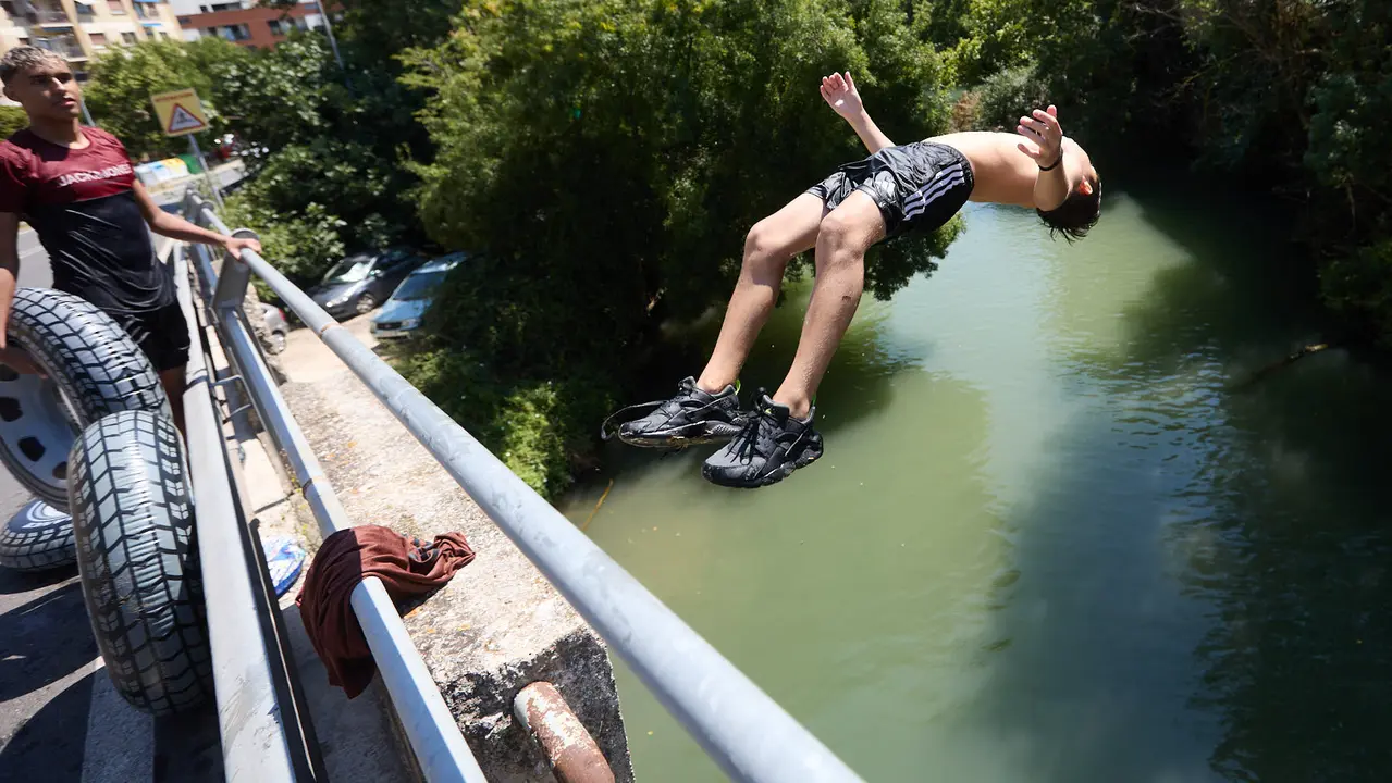 Tradicional descenso de los jóvenes de Estella por el río Ega tras el chupinazo de inicio de las fiestas de 2025. IÑIGO ALZUGARAY