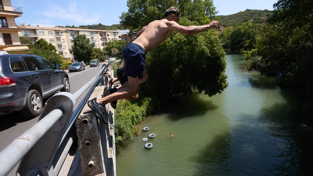 Tradicional descenso de los jóvenes de Estella por el río Ega tras el chupinazo de inicio de las fiestas de 2025. IÑIGO ALZUGARAY