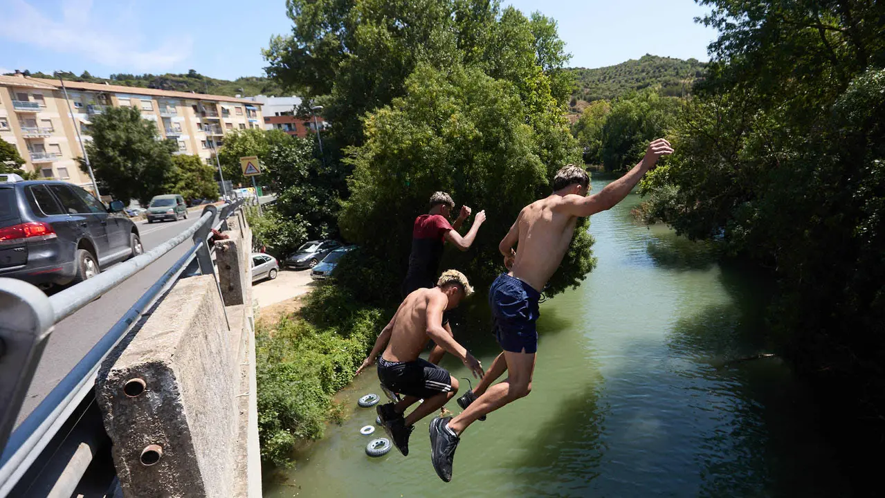 Tradicional descenso de los jóvenes de Estella por el río Ega tras el chupinazo de inicio de las fiestas de 2025. IÑIGO ALZUGARAY