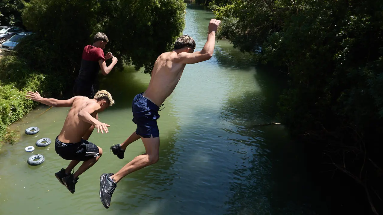 Tradicional descenso de los jóvenes de Estella por el río Ega tras el chupinazo de inicio de las fiestas de 2025. IÑIGO ALZUGARAY