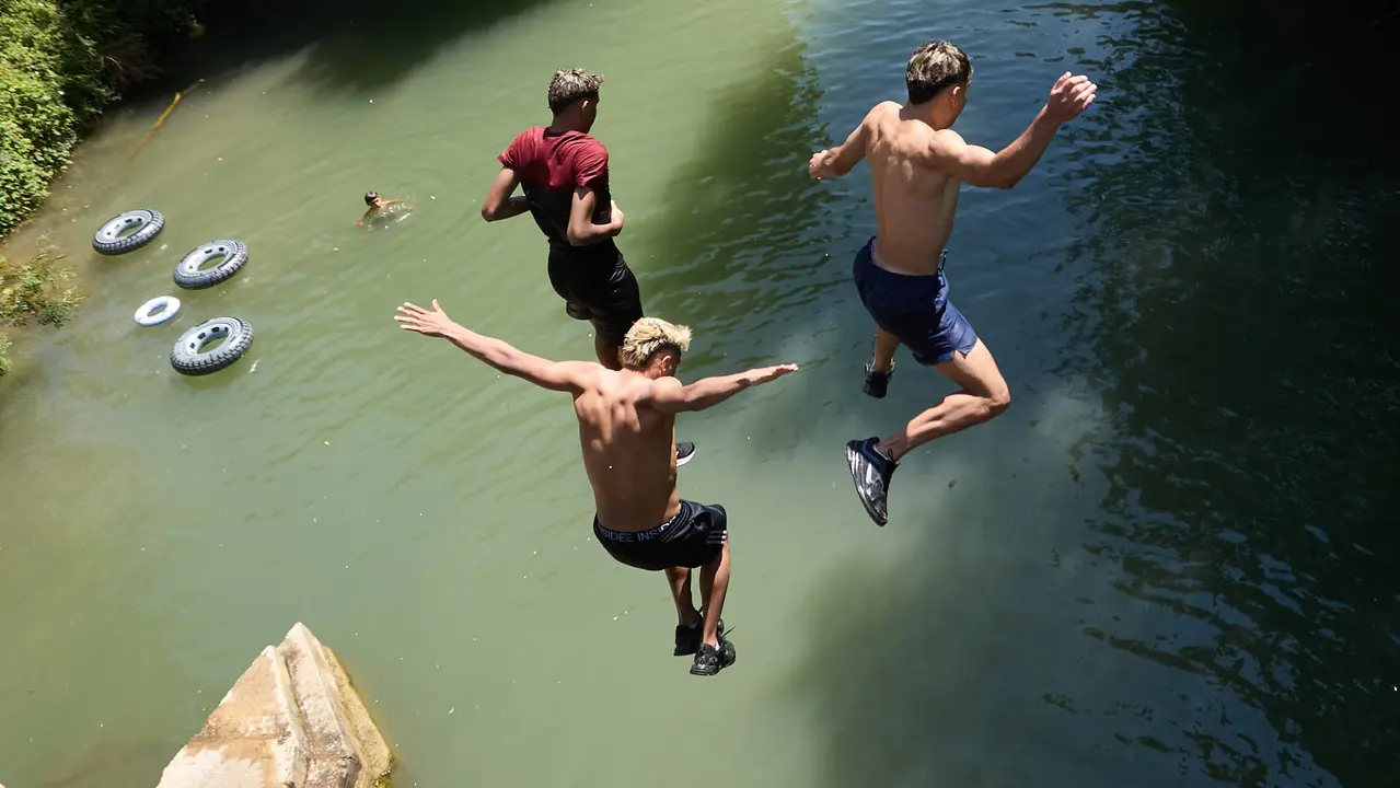 Tradicional descenso de los jóvenes de Estella por el río Ega tras el chupinazo de inicio de las fiestas de 2025. IÑIGO ALZUGARAY