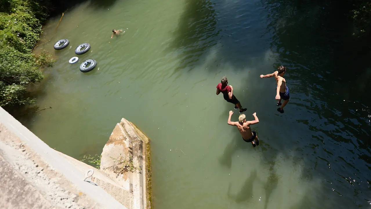 Tradicional descenso de los jóvenes de Estella por el río Ega tras el chupinazo de inicio de las fiestas de 2025. IÑIGO ALZUGARAY